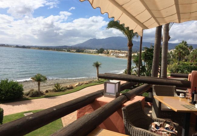 Appartement à Estepona - Beachside Apartment with Pools & Terrace Views