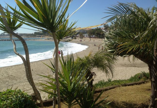 Appartement à Estepona - Beachside Apartment with Pools & Terrace Views