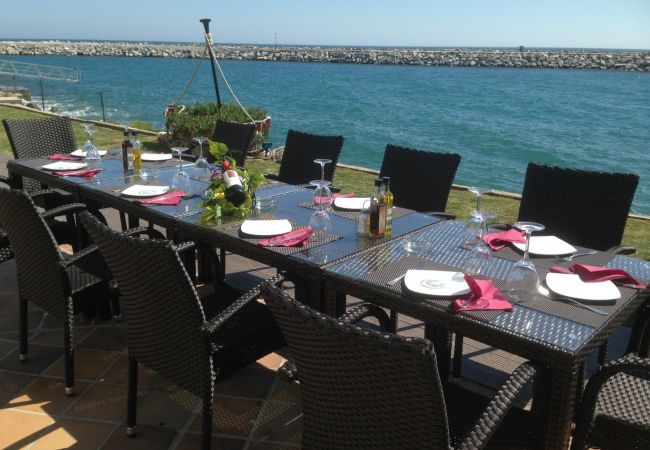 Appartement à Estepona - Beachside Apartment with Pools & Terrace Views