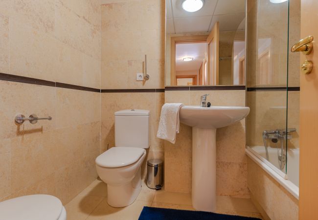 Appartement à Estepona - Beachside Apartment with Pools & Terrace Views