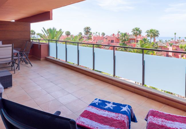 Appartement à Estepona - Beachside Apartment with Pools & Terrace Views