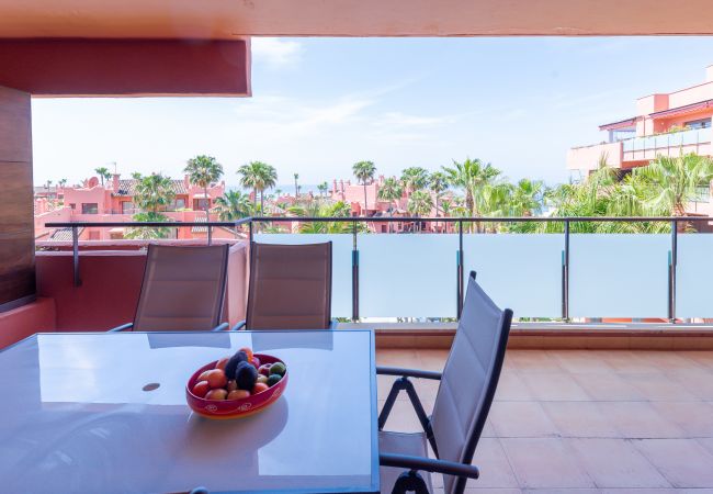 Appartement à Estepona - Beachside Apartment with Pools & Terrace Views