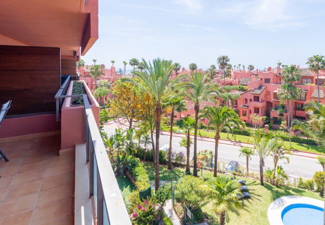 Appartement à Estepona - Beachside Apartment with Pools & Terrace Views
