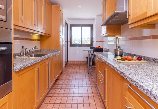 Appartement à Estepona - Beachside Apartment with Pools & Terrace Views