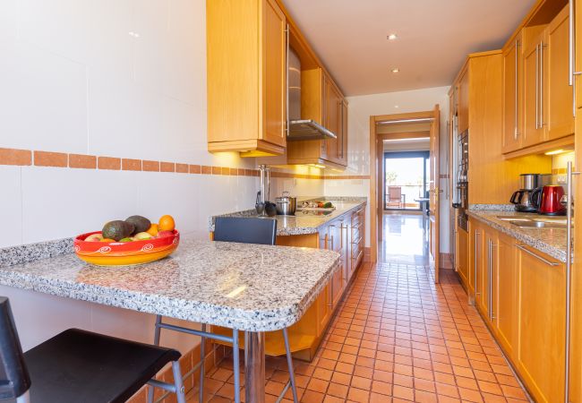 Appartement à Estepona - Beachside Apartment with Pools & Terrace Views