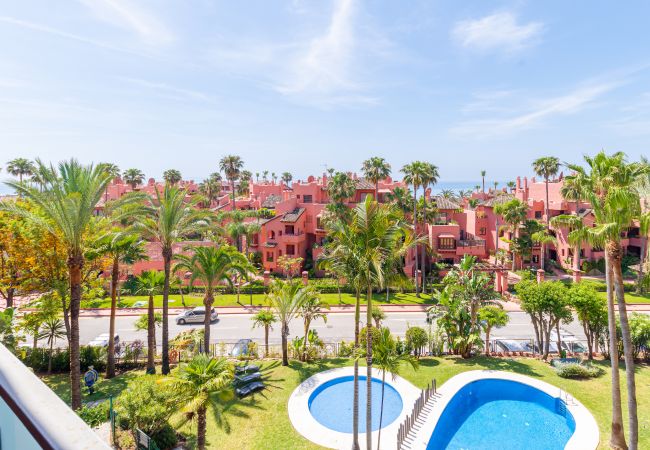 Appartement à Estepona - Beachside Apartment with Pools & Terrace Views