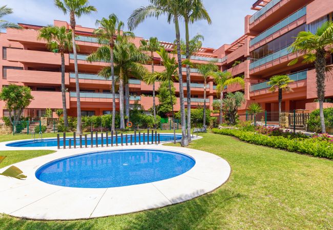 Appartement à Estepona - Beachside Apartment with Pools & Terrace Views