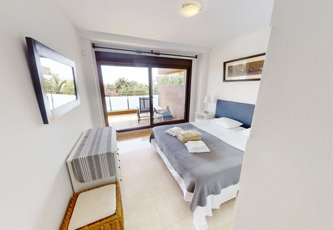 Appartement à Estepona - Beachside Apartment with Pools & Terrace Views