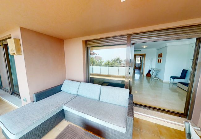Appartement à Estepona - Beachside Apartment with Pools & Terrace Views