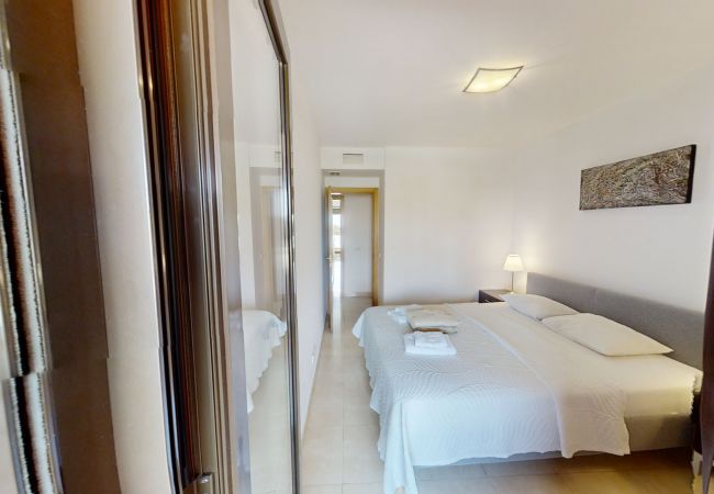 Appartement à Estepona - Beachside Apartment with Pools & Terrace Views