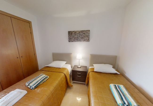 Appartement à Estepona - Beachside Apartment with Pools & Terrace Views