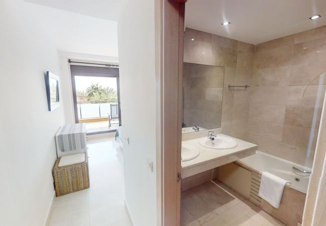 Appartement à Estepona - Beachside Apartment with Pools & Terrace Views