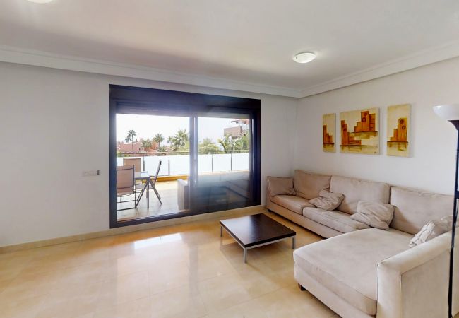 Appartement à Estepona - Beachside Apartment with Pools & Terrace Views