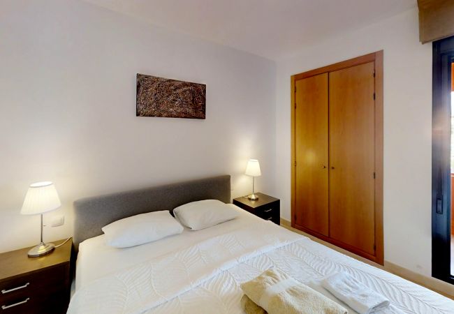 Appartement à Estepona - Beachside Apartment with Pools & Terrace Views