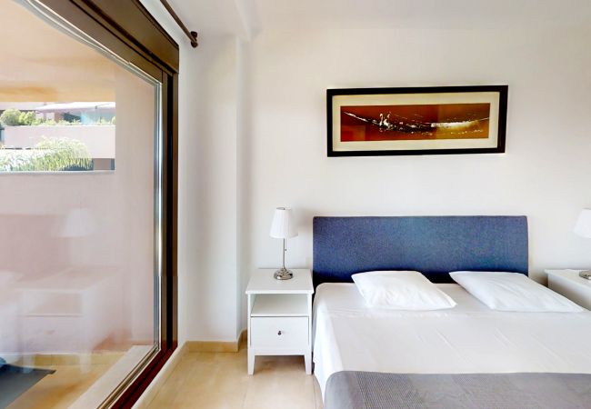 Appartement à Estepona - Beachside Apartment with Pools & Terrace Views