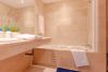 Appartement à Estepona - Beachside Apartment with Pools & Terrace Views