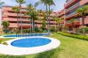 Appartement à Estepona - Beachside Apartment with Pools & Terrace Views