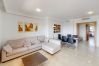 Appartement à Estepona - Beachside Apartment with Pools & Terrace Views