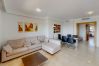 Appartement à Estepona - Beachside Apartment with Pools & Terrace Views