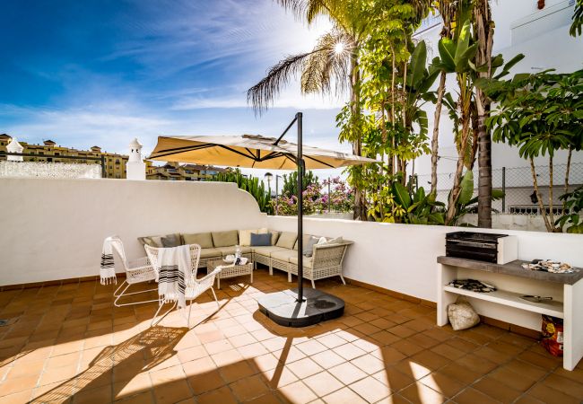 Terrasse d'un appartement de vacances de 2 chambres avec piscine et terrasse à Estepona