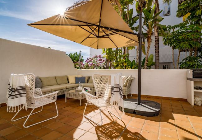 Terrasse d'un appartement de vacances de 2 chambres avec piscine et terrasse à Estepona