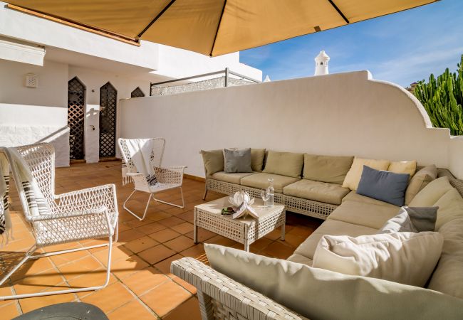 Terrasse d'un appartement de vacances de 2 chambres avec piscine et terrasse à Estepona