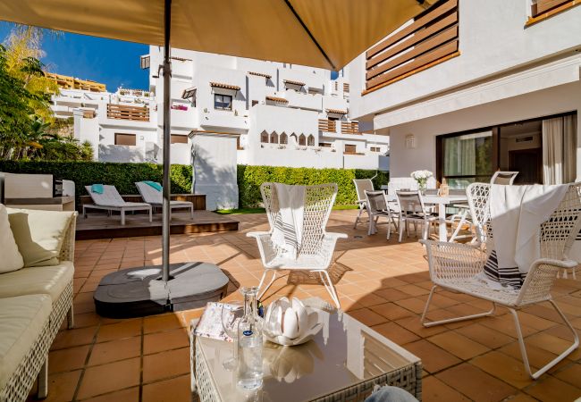 Terrasse d'un appartement de vacances de 2 chambres avec piscine et terrasse à Estepona