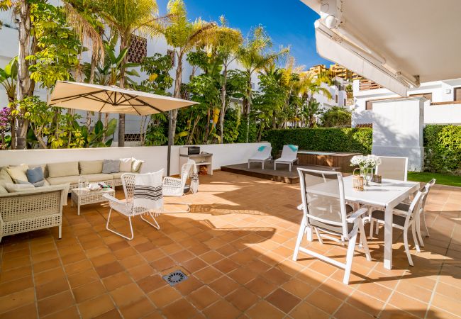 Terrasse d'un appartement de vacances de 2 chambres avec piscine et terrasse à Estepona