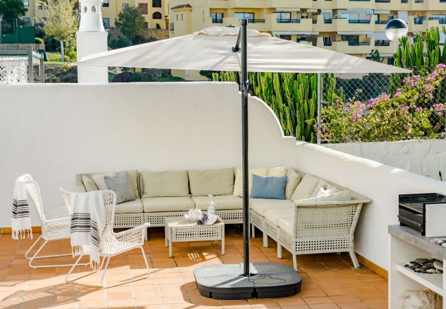 Vues de la terrasse d'un appartement de vacances de 2 chambres avec piscine et terrasse à Estepona