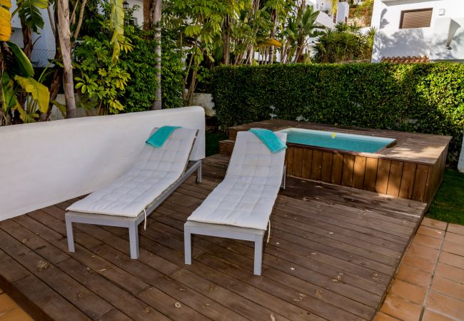 Espace de bronzage pour appartement de vacances de 2 chambres avec piscine et terrasse à Estepona