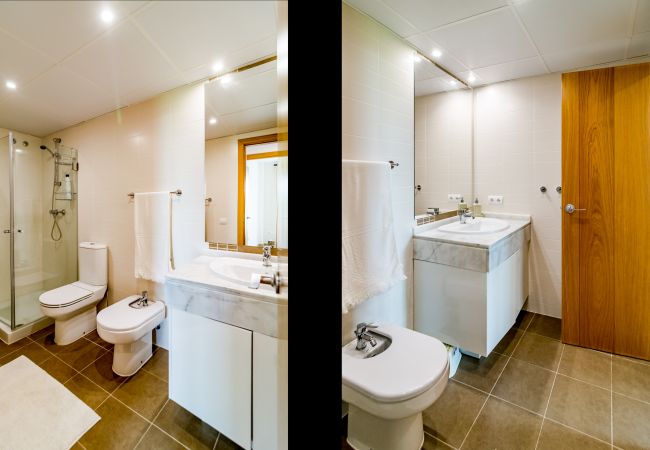 Salle de bains d'un appartement de vacances de 2 chambres avec piscine et terrasse à Estepona