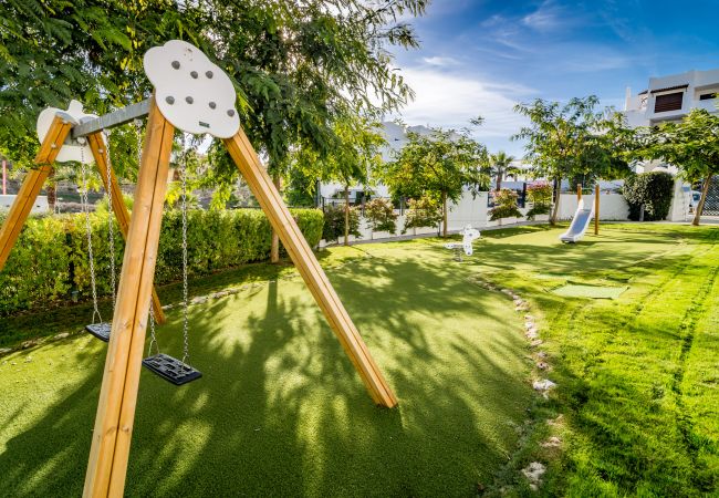 Jardin de 2 chambres appartement de vacances avec piscine et terrasse à Estepona