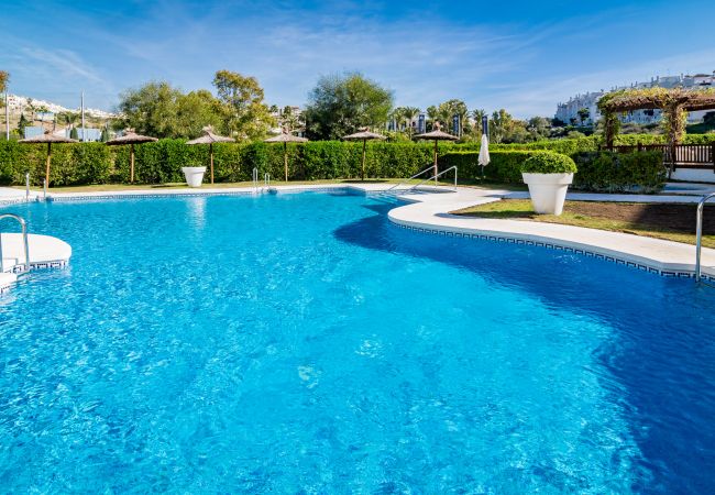 Piscine pour 2 chambres appartement de vacances avec piscine et terrasse à Estepona