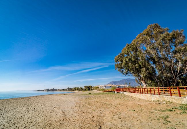 Plage de 2 chambres appartement de vacances avec piscine et terrasse à Estepona