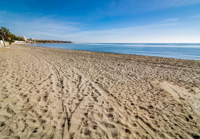 Plage pour appartement de vacances de 2 chambres avec piscine et terrasse à Estepona