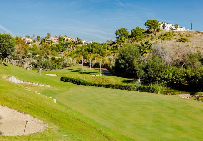 Vue sur le golf d'un appartement de vacances de 2 chambres avec piscine et terrasse à Estepona