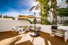 Terrasse d'un appartement de vacances de 2 chambres avec piscine et terrasse à Estepona