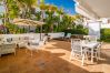 Terrasse d'un appartement de vacances de 2 chambres avec piscine et terrasse à Estepona