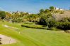 Vue sur le golf d'un appartement de vacances de 2 chambres avec piscine et terrasse à Estepona