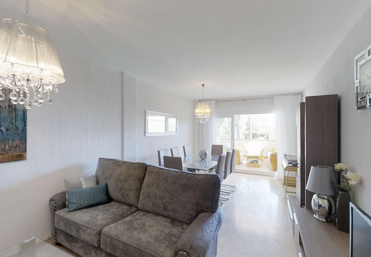 Appartement à Marbella - Beachside Family Apartment with Direct Pool Access