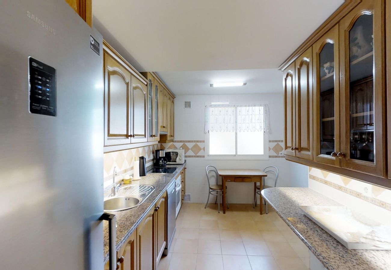 Appartement à Marbella - Beachside Family Apartment with Direct Pool Access