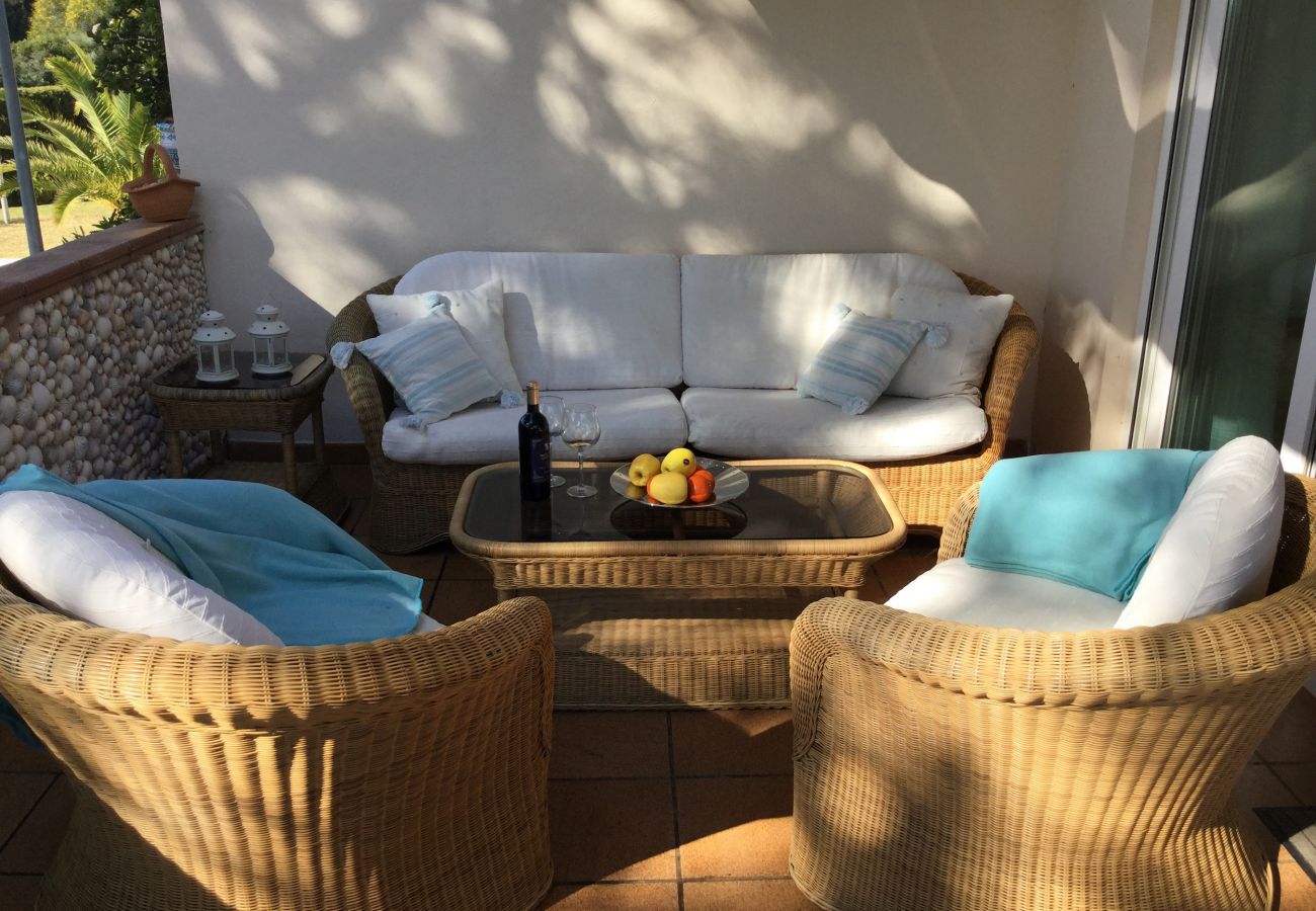 Appartement à Marbella - Beachside Family Apartment with Direct Pool Access