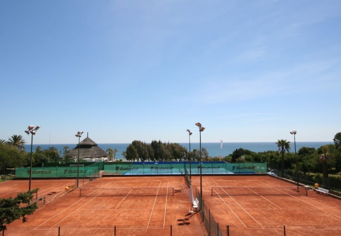 Appartement à Marbella - Beachside Family Apartment with Direct Pool Access