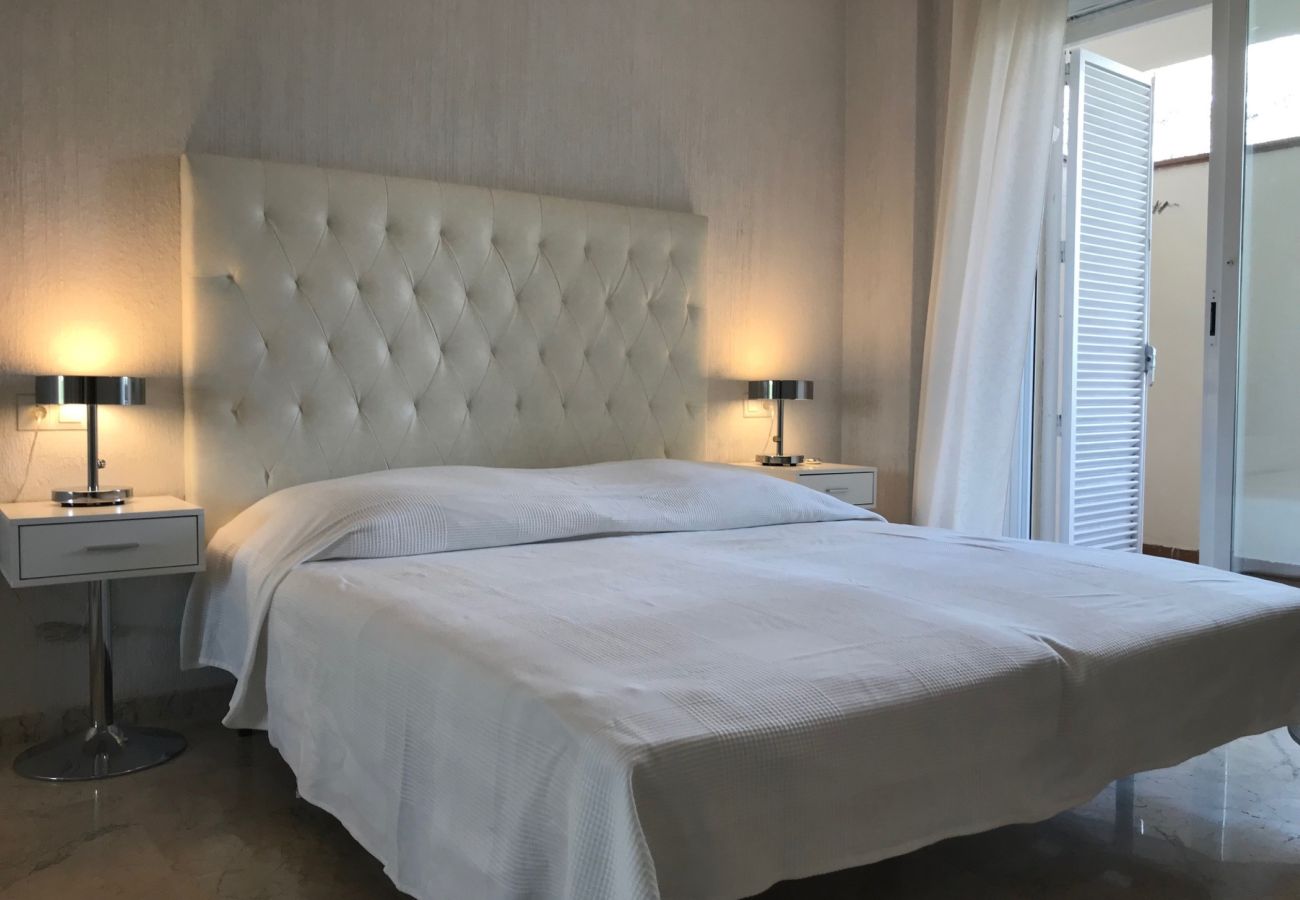 Appartement à Marbella - Beachside Family Apartment with Direct Pool Access