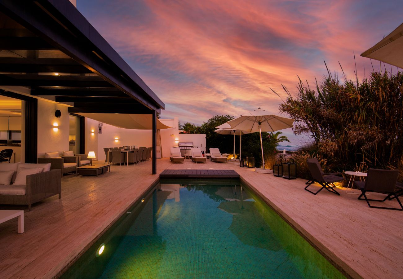 Villa à Marbella - Beachfront Villa with Heated Pool & Spa