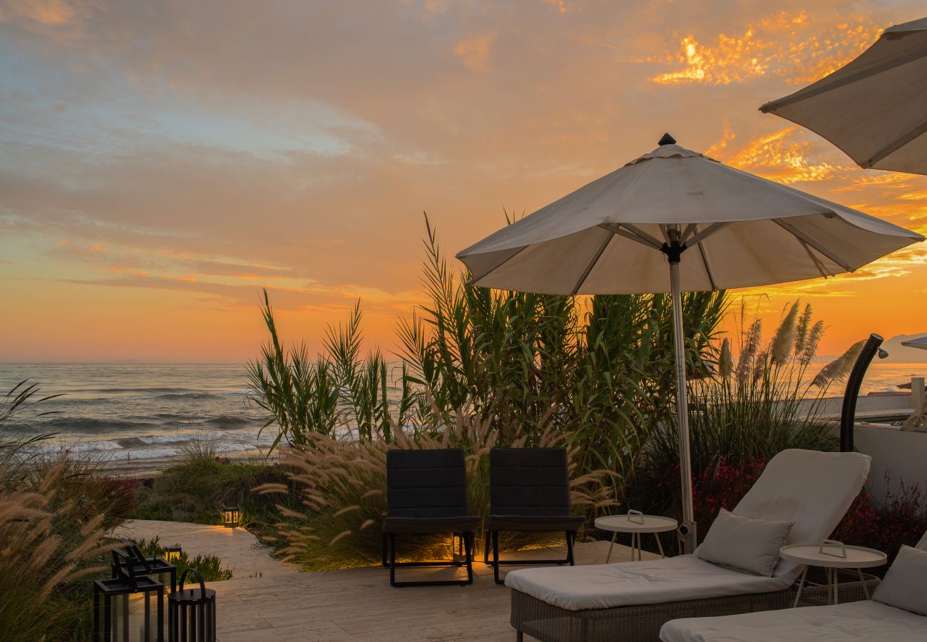 Villa à Marbella - Beachfront Villa with Heated Pool & Spa