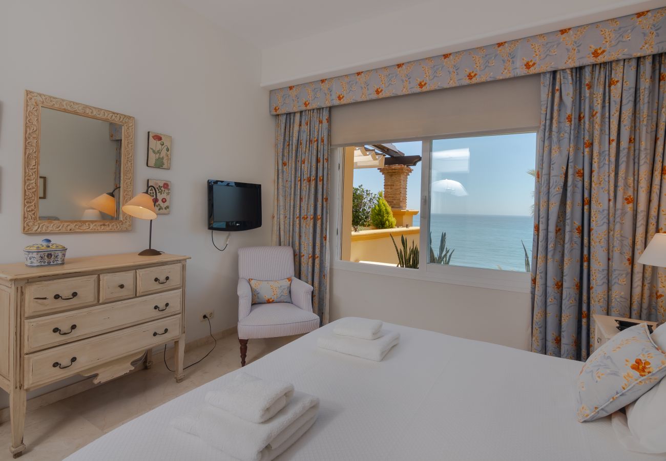 Appartement à Marbella - Superb Front Line Location, Sea View- Heated Pool