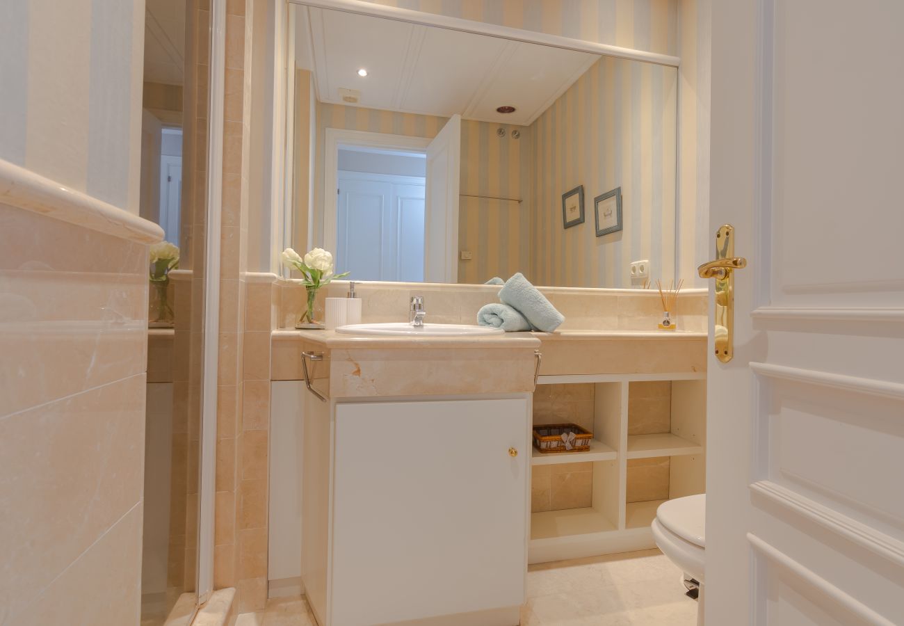 Appartement à Marbella - Superb Front Line Location, Sea View- Heated Pool
