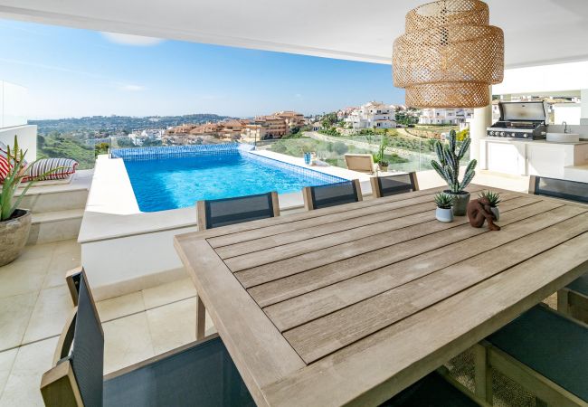  à Nueva andalucia - LMR- Luxury apartment, private pool. Families only