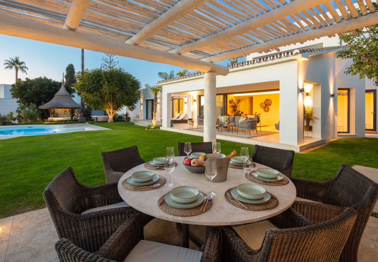 Villa à Marbella - Luxury Villa with High Security, Pool & Jacuzzi